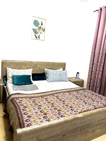Modern Wooden Finish Bed with Headboard and Mattress