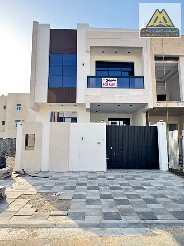 أول ساكن 3 طوابق مع روف 5 غرف نوم ماستر مجلس واسع صالة كبيرة مطبخ تشطيبات حديثة جاهز للسكن