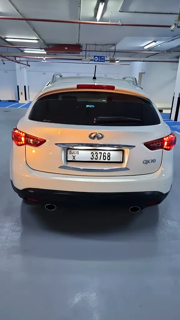 Infiniti QX70 2016 — photo 1 of 15