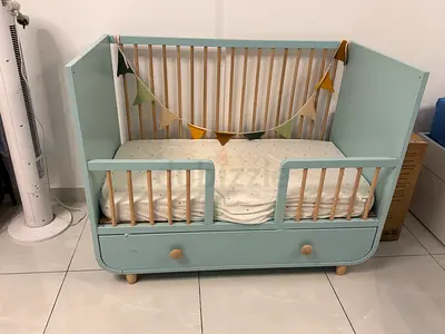 Convertible baby crib with storage drawer - mint green, good condition Ikea