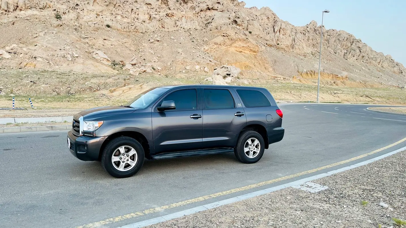 Toyota Sequoia 2012 — photo 1 of 8