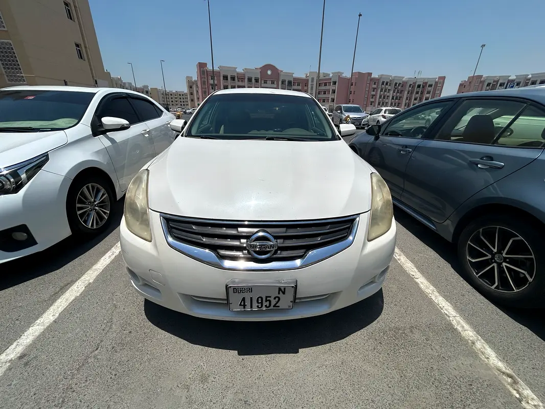 Nissan Altima 2011 — photo 1 of 8