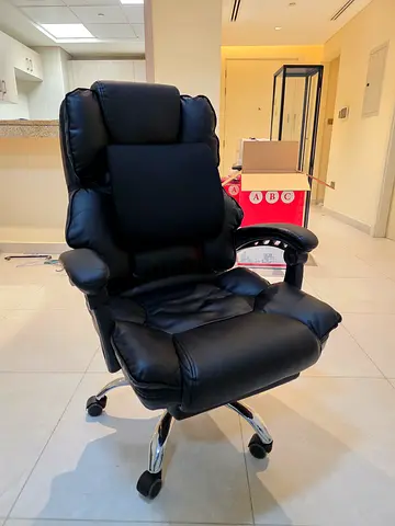 Black Leather Executive Office Chair with Headrest and Wheels rrp 600