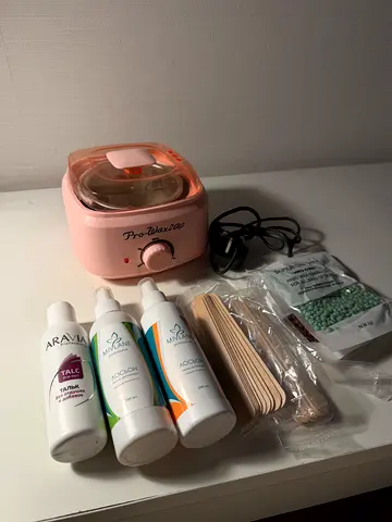 Small Electric Wax Warmer Kit with Wax Beans and Oils - Lightly Used