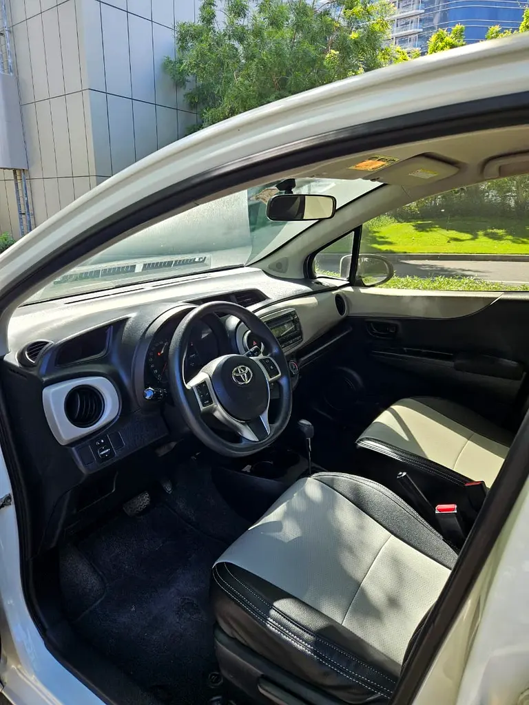 Toyota Yaris 2012 — photo 1 of 5