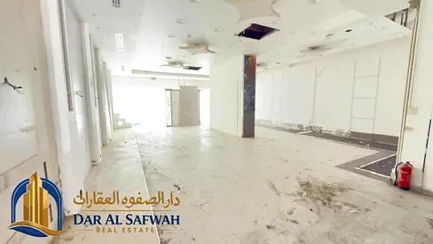 DEAL OFF THE DAY SPACIOUS SHOW ROOM FOR RENT ON MAIN ROAD JUST 135k ESAY PAYMNT INDUSTRIAL AREA NO 4