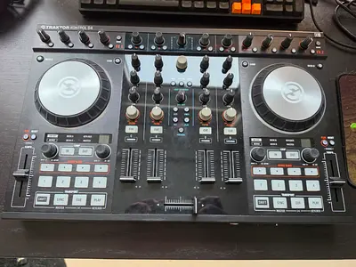 Traktor Kontrol S4 Mk2 - Standalone DJ controller