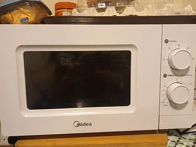 Midea Compact Microwave Oven - White, Manual Dial Controls