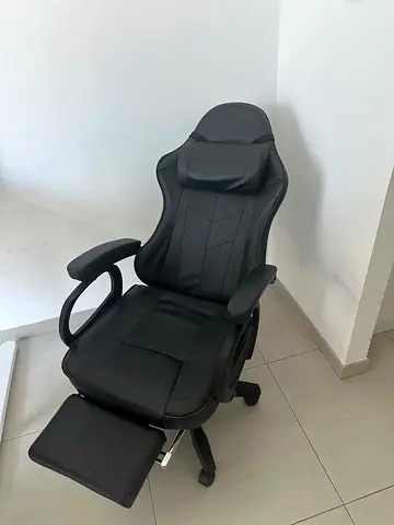 Gaming / Office Chair with Footrest – Excellent Condition