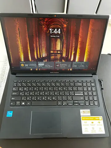 Asus Vivobook 15,6-inch Laptop, Intel Core I5, with Original Box, like new (light used in a month).