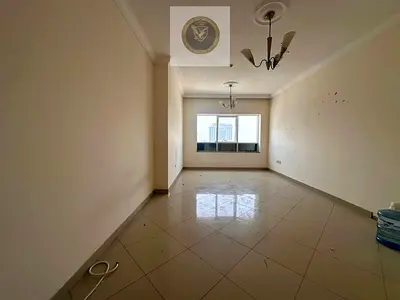 شقة ثلاث غرف وصالة على شارع الاتحاد مع جيم ومسبح وباركينج وإطلالة مفتوحة ونوافذ بانورامية خزائن في الحائط
