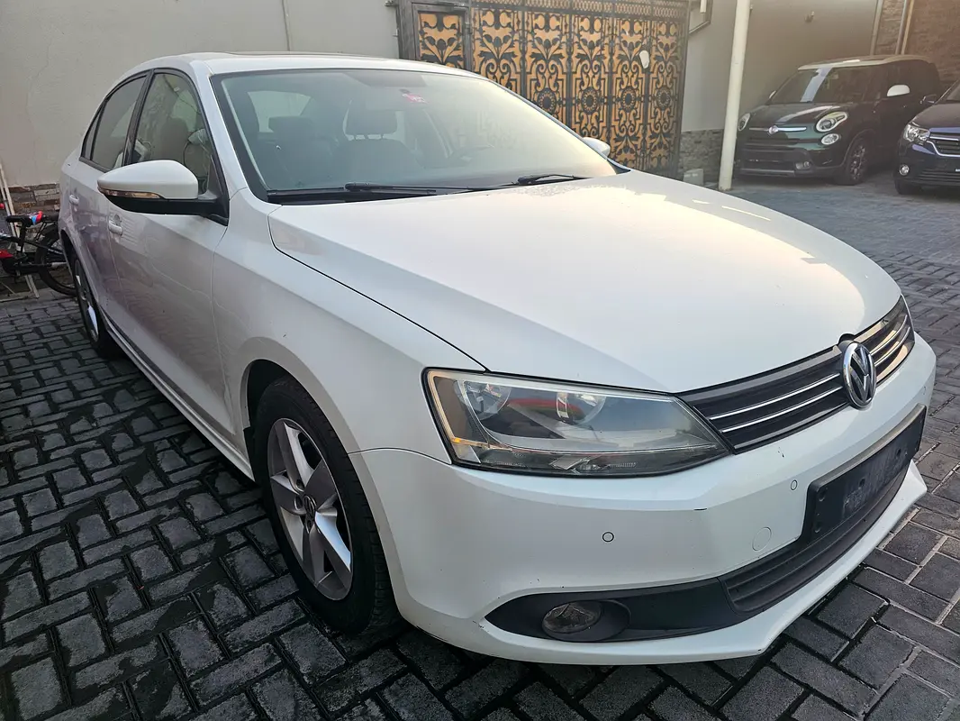 Volkswagen Jetta 2015 — photo 1 of 11