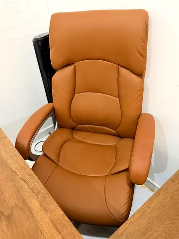 Comfortable Office table Chair tan leather recliner/ in good condition
