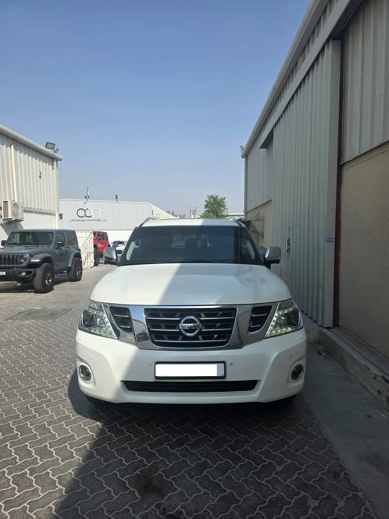 Nissan Patrol 2018 — photo 1 of 9