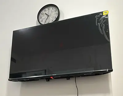 43 inch LED TV wall-mounted - Almost new Hisense 43 Inch TV 2K FHD Smart TV With Dolby Vision HDR