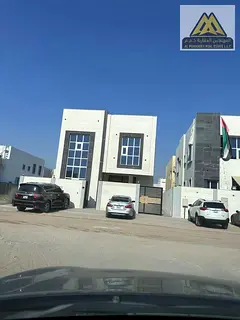 5 master bedrooms Majlis (formal sitting room) Spacious living room Kitchen Maid's room Air cond