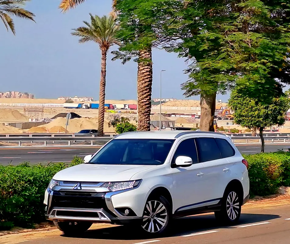 Mitsubishi Outlander 2023 — photo 1 of 19