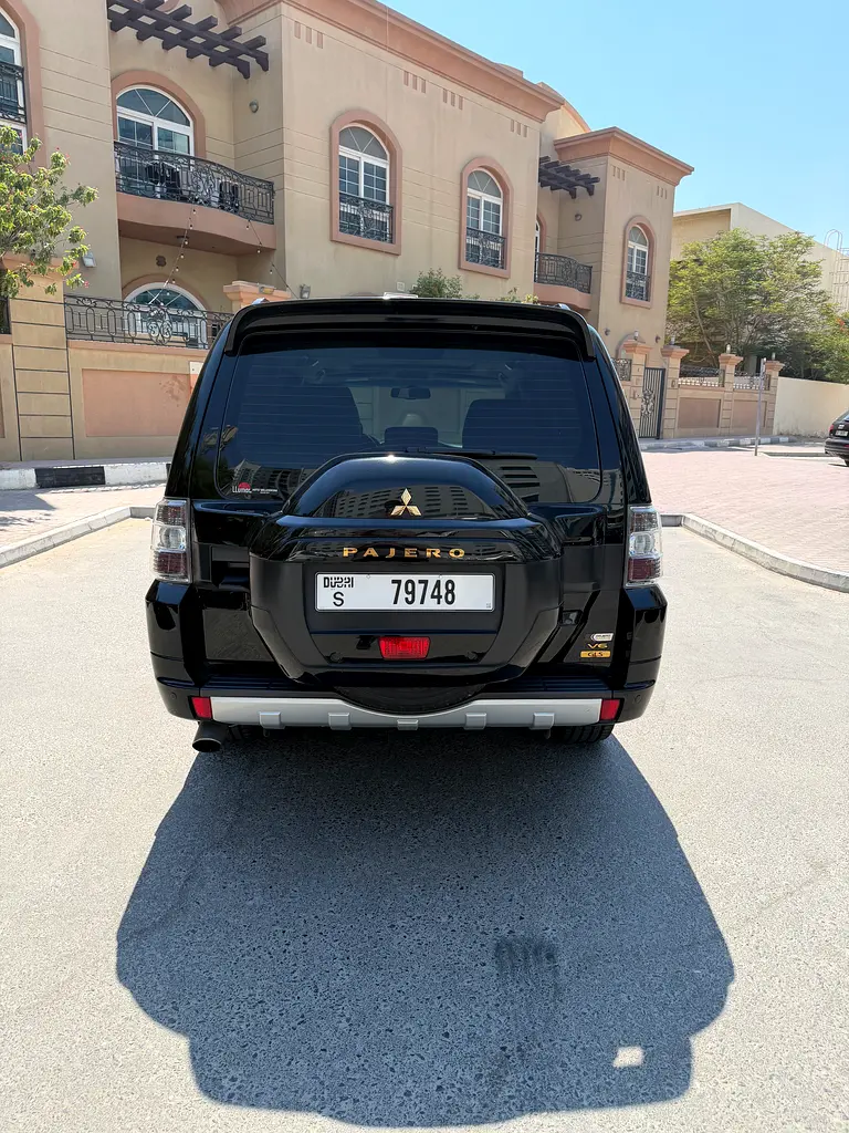Mitsubishi Pajero 2018 — photo 1 of 11