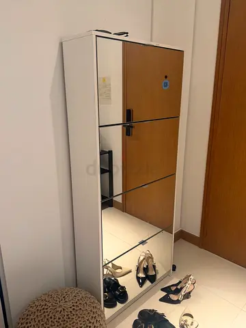 White mirrored shoes cabinet / United Furniture