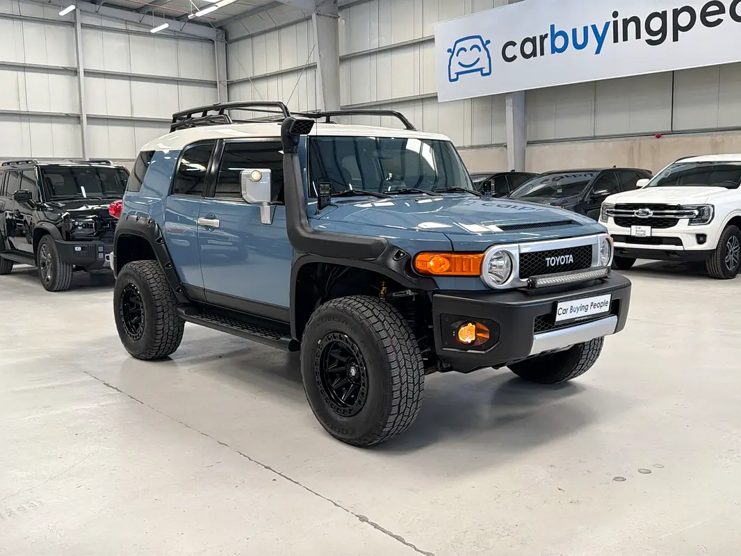 Toyota FJ Cruiser 2021 — photo 1 of 18