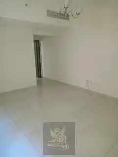 One-bedroom apartment with a living room and free parking inside the building, at a great price.