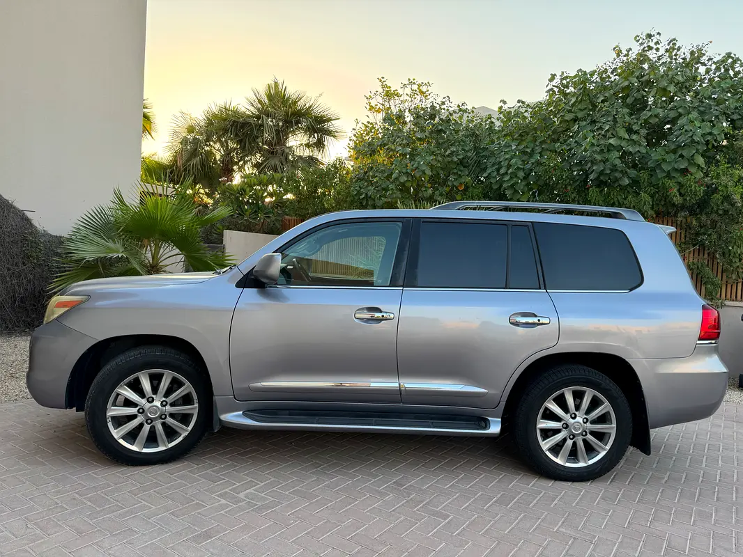 Lexus LX-Series 2010 — photo 1 of 5