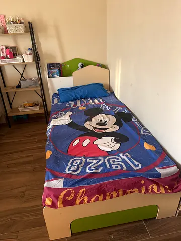 Single kids bed with mattress - good condition