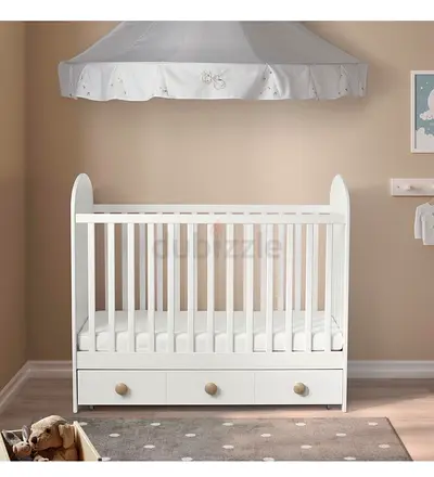 White Wooden Baby Crib with Under-Drawer Storage - Good Condition