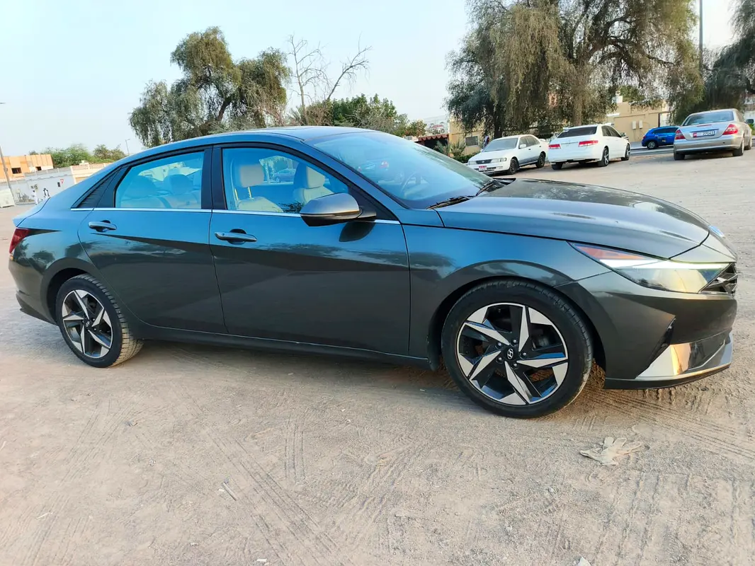 Hyundai Elantra 2023 — photo 1 of 10