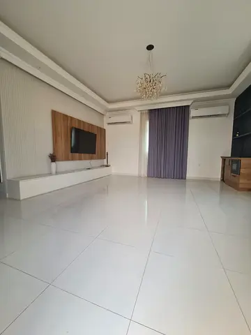 فلل مستقلة للإيجار السنوي في منطقة الحوشي، بتصميم دوبلكس أنيق وتشطيبات ممتازة، توفر مساحات واسعة وراحة مثالية للعائلات، مع موقع هادئ ومميز