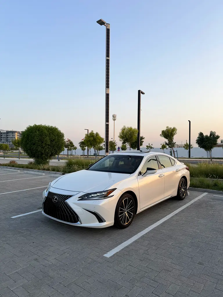 Lexus ES-Series 2023 — photo 1 of 10