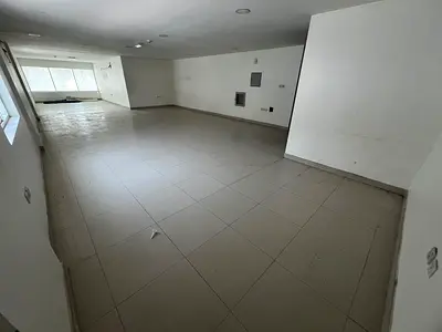 Administrative office/spacious multi-use apartment with a large area and ideal strategic location, suitable for family living or business management,