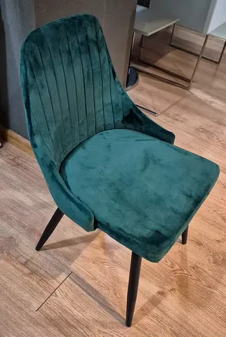 6 pieces, Green velvet dining chair with black metal legs - new condition (75 dhs each)