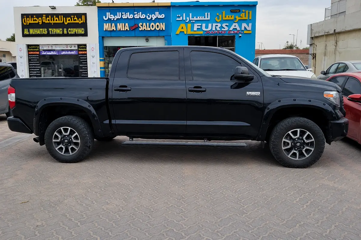 Toyota Tundra 2018 — photo 1 of 10