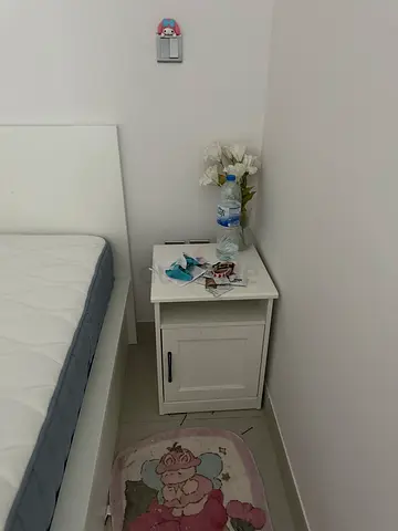 Side bed table