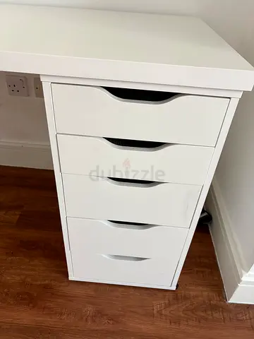 White 5-Drawer study desk/table - Great Condition