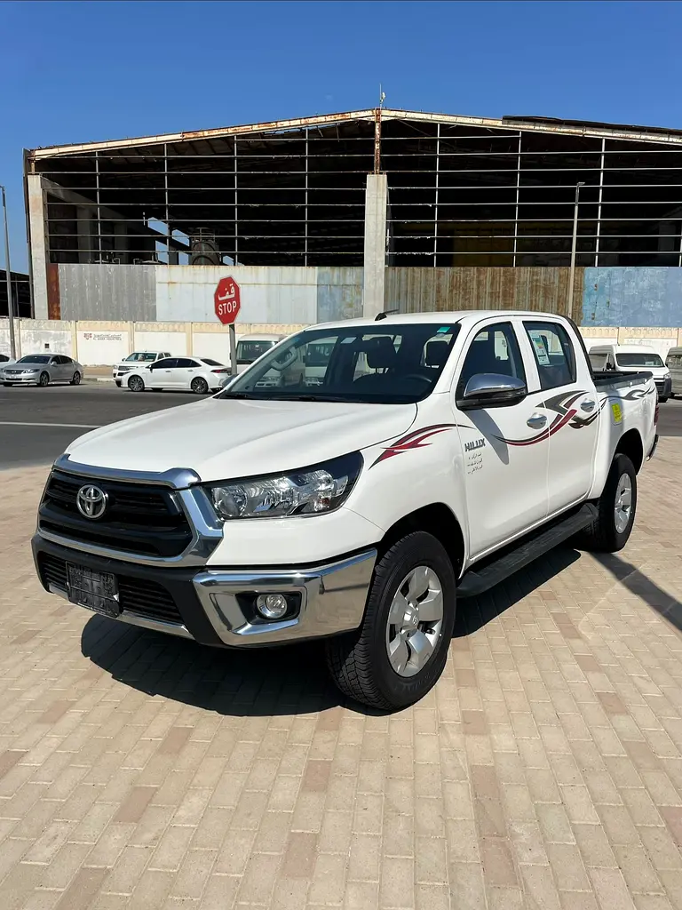 Toyota Hilux 2025 — photo 1 of 11