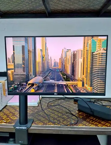 LG 32UN880-B 31.5-inch 4K UHD (3840 x 2160) IPS monitor