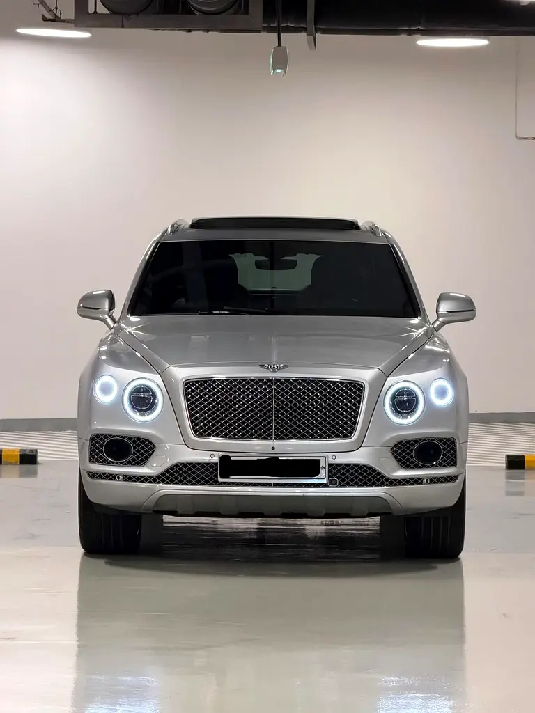 Bentley Bentayga 2018 — photo 1 of 17