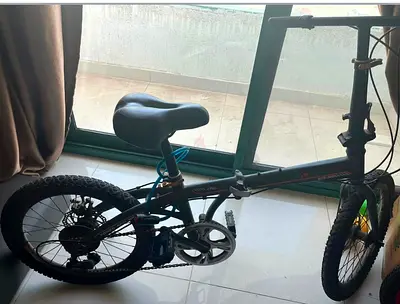 Foldable mountain-style bike - good condition, compact for city use