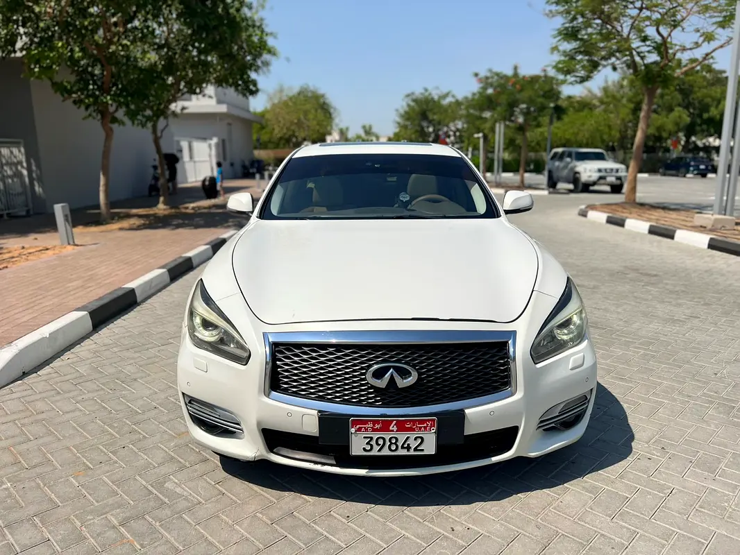 Infiniti Q70 2016 — photo 1 of 13