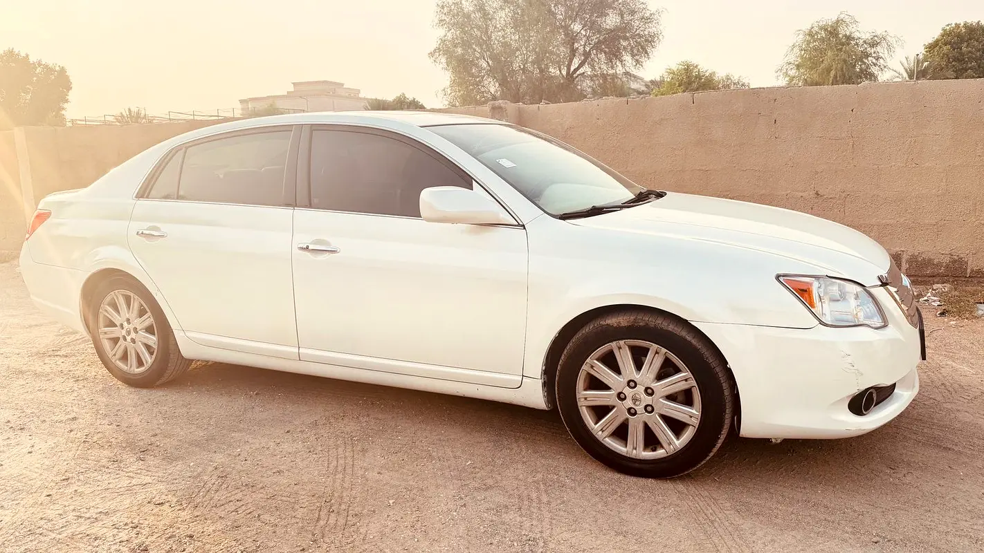 Toyota Avalon 2010 — photo 1 of 7