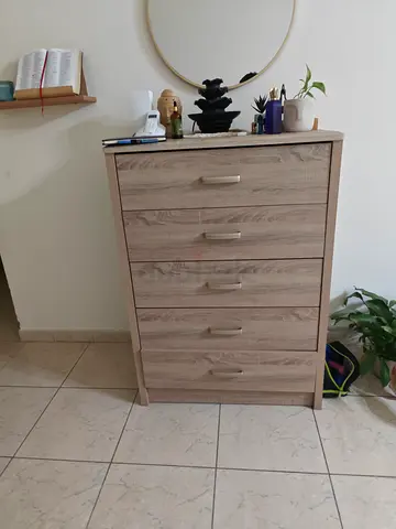 Light wood 5-drawer chest / dresser in good condition