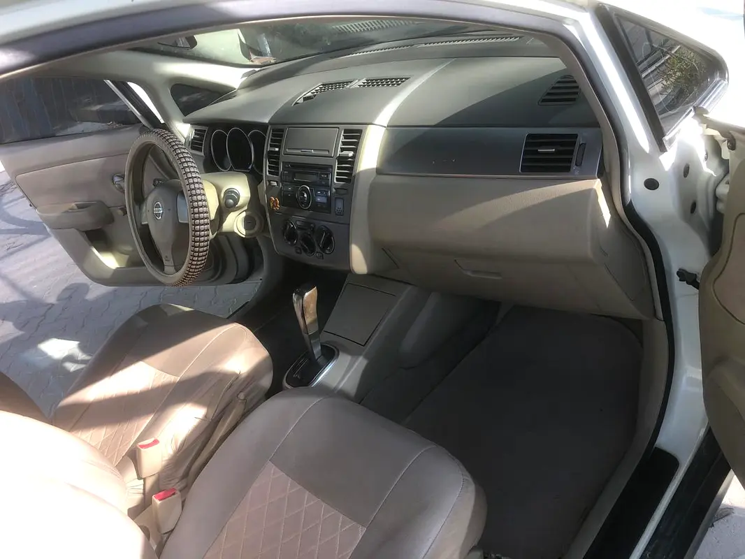 Nissan Tiida 2008 — photo 1 of 15