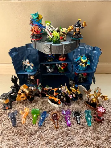 SKYLANDERS CHARACTERS COLLECTION WITH TOWER