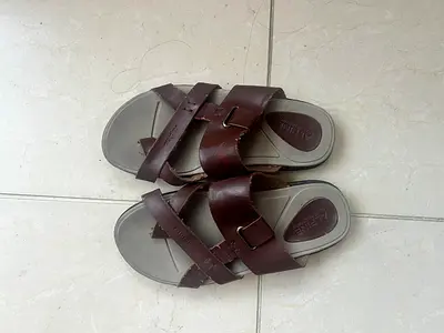 Brown boys slide sandals, size approx. US3 size
