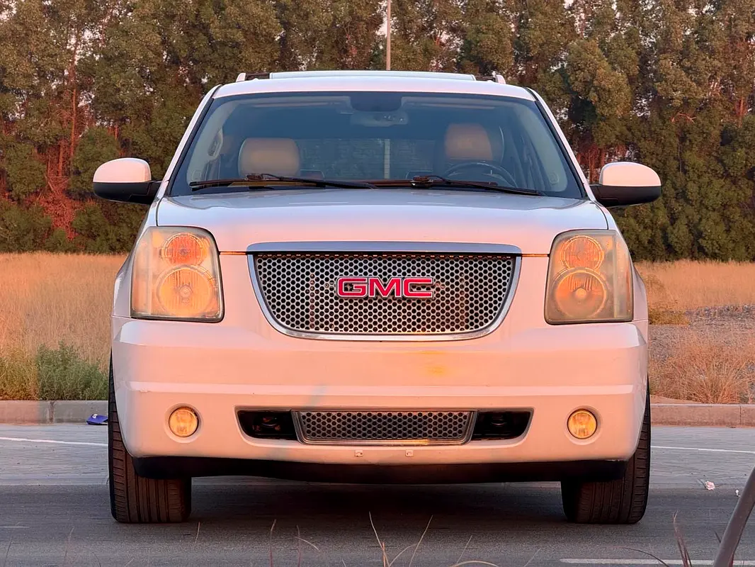 GMC Yukon 2011 — photo 1 of 20