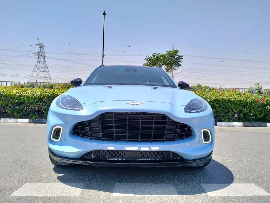 Aston Martin DBX 2021 — photo 1 of 12