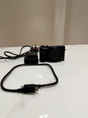 Canon G7X Mark 3 camera with charger and USB cable - good working condition