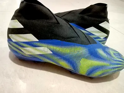 حذاء كرة قدم أصلي  أديداس نيميزيز (Adidas Nemeziz) بدون أربطة مستعمل بحالة ممتازة وجاهز للملعب